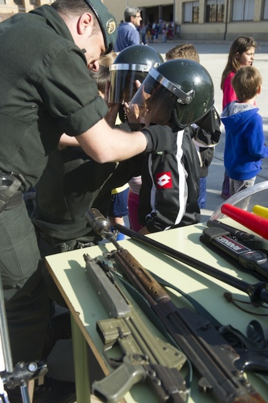Un agente coloca un casco a un niño. (Jagoba MANTEROLA / ARGAZKI PRESS)