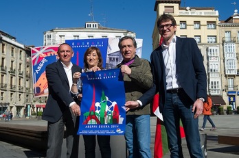 Representantes jeltzales alaveses muestran el cartel del Aberri Eguna 2014. (Raúl BOGAJO /ARGAZKI PRESS)
