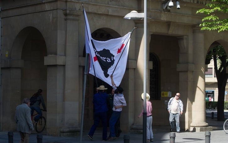 El guardia civil trata de evitar que los arrantzales extiendan su banderola. (Jagoba MANTEROLA / ARGAZKI PRESS)
