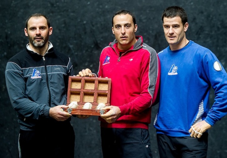 Xala, Irujo y Barriola, con el material de la semifinal. (Luis JAUREGIALTZO / ARGAZKI PRESS)