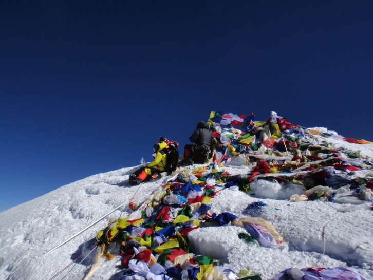 Varios alpinistas, sobre la cumbre del Everest, en una imagen de archivo. (Tshering SHERPA/AFP PHOTO)