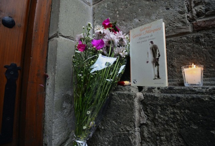 Ofrendas frente a la casa de García Márquez, en Ciudad de México. (Alfredo ESTRELLA/AFP PHOTO)