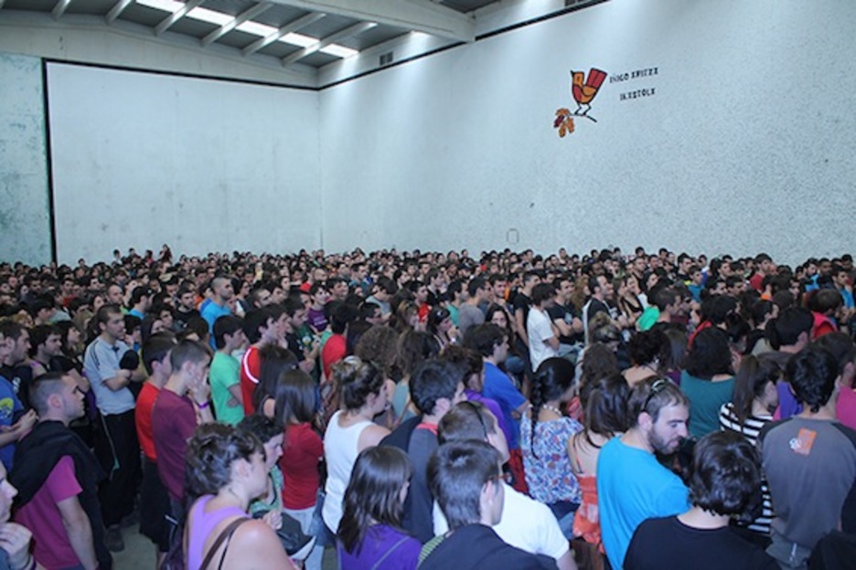 Ehunka gazte elkartu dira Altsasun. (Topatu.info)