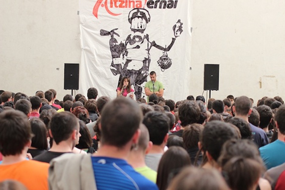 Iñigo Aritza ikastolako frontoia txiki gelditu da harrera ekitaldian. (Topatu.info)