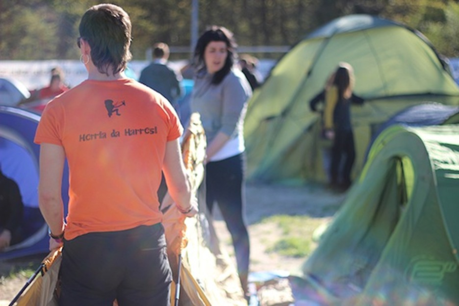 Gazteak, akanpalekua muntatzeko lanetan. (Topatu.info)