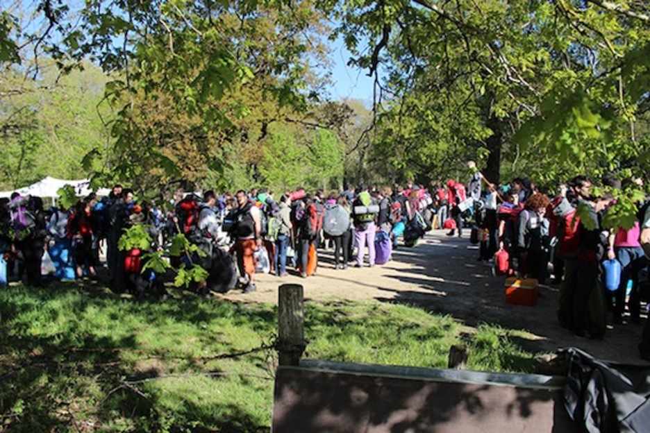 Gazte ugari, akanpalekura sartzeko zain. (Topatu.info)