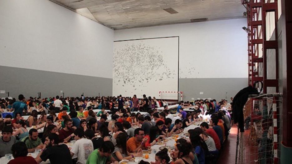 Gazte ugari, elkarrekin bazkaltzen. (Topatu.info)