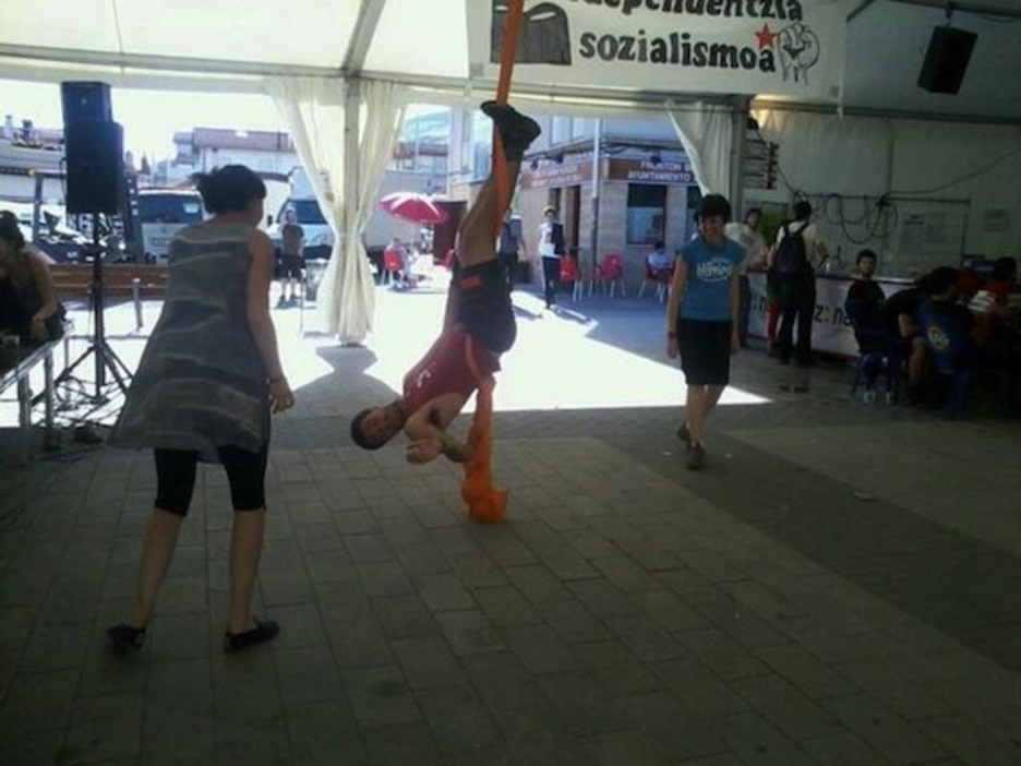 Altsasun bildutako gazteek ez dute aspertzeko betarik. (@Topatuinfo)