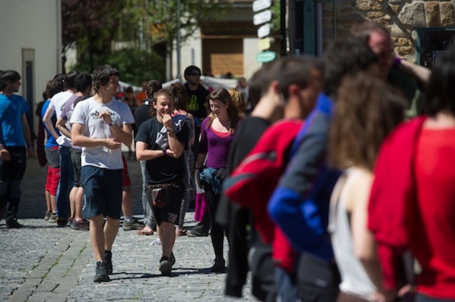 Gazteak, Altsasuko kaleetan. (Jagoba MANTEROLA/ARGAZKI PRESS)