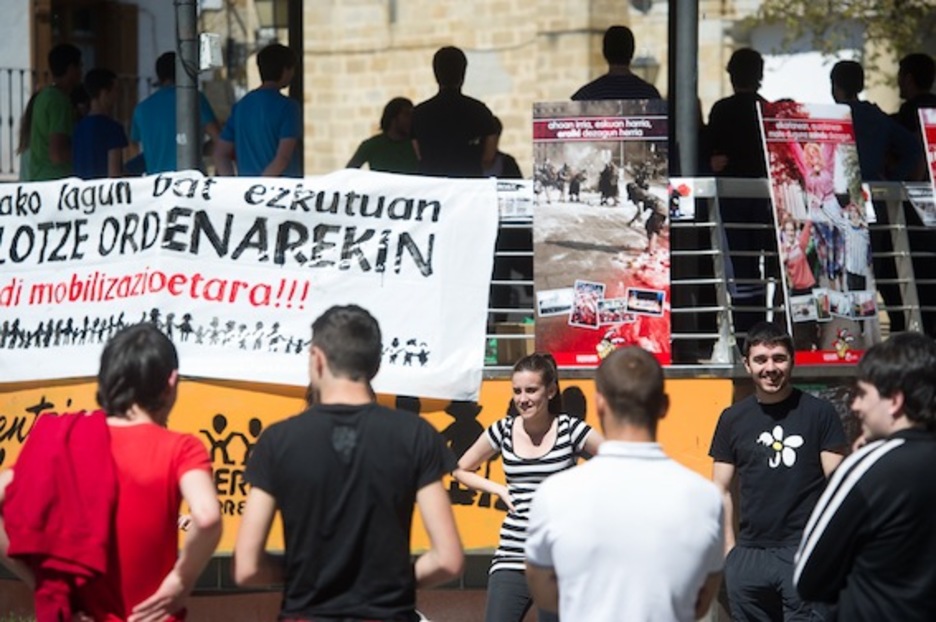 Gazteak, Altsasun, giroaz gozatzen. (Jagoba MANTEROLA/ARGAZKI PRESS)