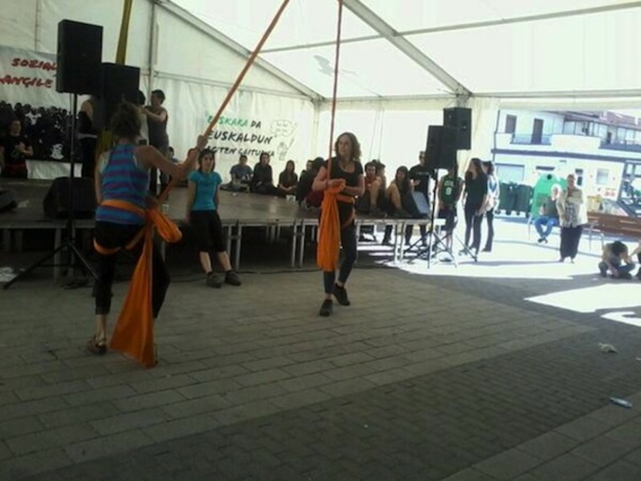 Trapezio eta oihal tailerreko partaideak, lanean. (@Topatuinfo)