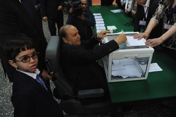 El mandatario tunecino, Abdelaziz Buteflika, cuando acudió a dar su voto. (Farouk BATICHE/AFP PHOTO)