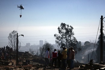 Los efectivos de emergencias, trabajando en las labores de extinción del incendio. (Felipe GAMBOA/AFP PHOTO)