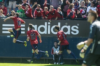Celebración del gol de Oriol Riera. (Jagoba MANTEROLA/ARGAZKI PRESS)