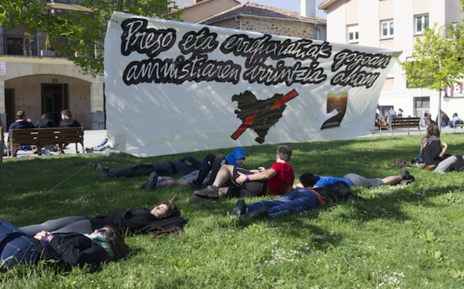 Atsedena hartzeko parada ere izan dute gazteek. (Raul BOGAJO/ARGAZKI PRESS)