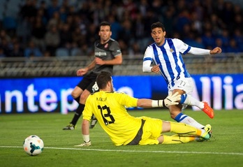 El mexicano Carlos Vela ha hecho, en el descuento, el segundo gol de la Real. (Juan Carlos RUIZ/ARGAZKI PRESS)