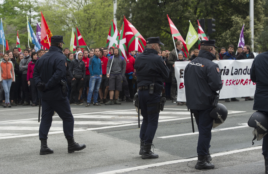 Poliziek gertutik jarraitu dute mobilizazioa. (Jagoba MANTEROLA / ARGAZKI PRESS)