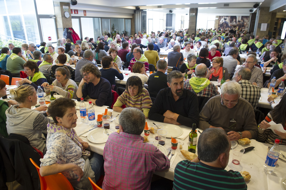 Bazkari herrikoia egin dute manifestazio ostean. (Jagoba MANTEROLA / ARGAZKI PRESS)