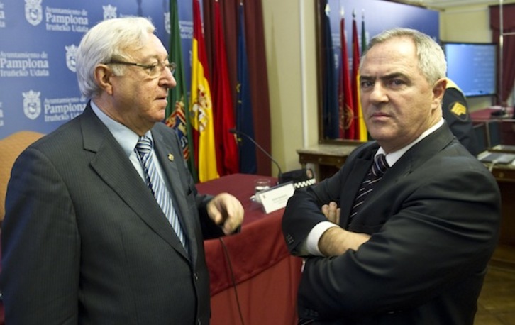 Ignacio Polo, a la izquierda, junto a Alberto Maragallo, durante la presentación de la web de la Policía Municipal. (Jagoba MANTEROLA/ARGAZKI PRESS)