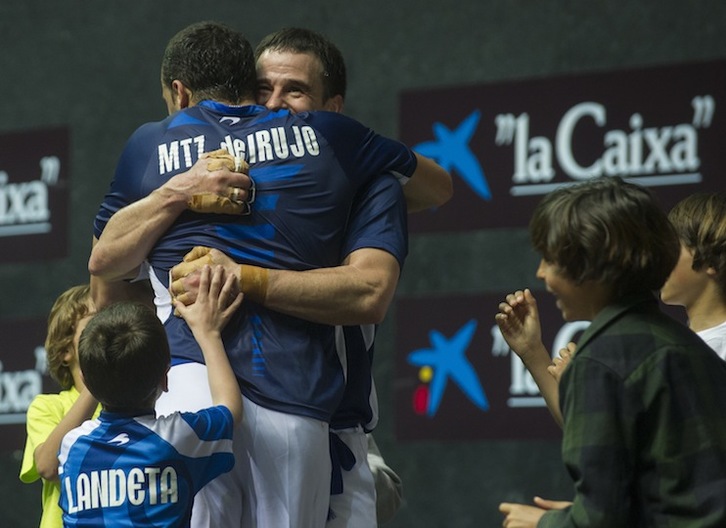 Barriolak eta Irujok elkar besarkatu dute partida amaitzean. (Monika DEL VALLE/ARGAZKI PRESS)