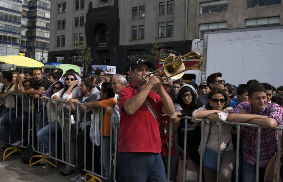 Txaloak, bere aldeko oihuak eta musika izan dira Arte Ederren eraikinaren kanpo aldean. (Alfredo ESTRELLA / AFP)