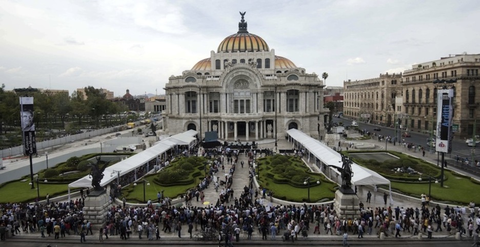 Milaka izan dira omenaldian parte hartu duten herritarrak. (Alfredo ESTRELLA / AFP)