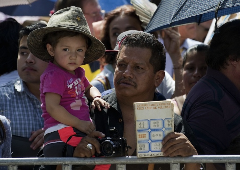 Belaunaldi berrientzat berak idatzitakoak geratuko direla gogorarazi dute askok. (Alfredo ESTRELLA / AFP)