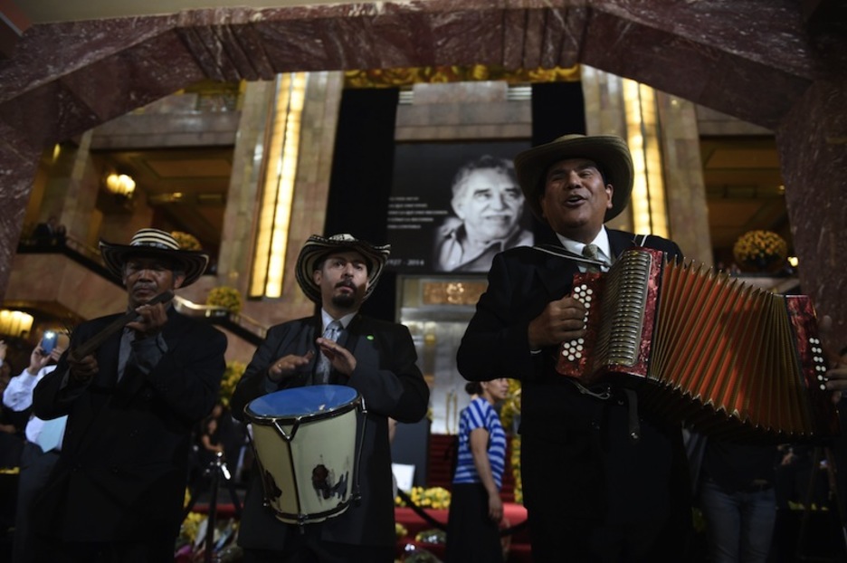 ‘Vallenato’ deituriko doinua maite zuen Gabok eta tarte berezia izan du omenaldian. (Yuri CORTEZ / AFP)
