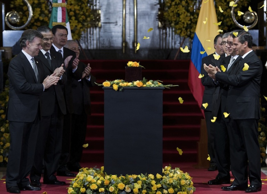 Agintarien txaloak Garcia Marquezi. (Ronaldo SCHEMIDT / AFP)