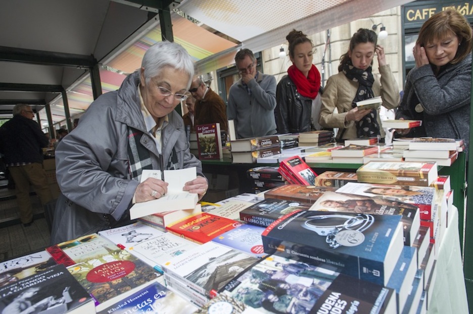 Toti Martinez de Lezea liburuak sinatzen, Bilbon. (Marisol RAMIREZ/ARGAZKI PRESS) Toti Martinez de Lezea liburuak sinatzen, Bilbon. (Marisol RAMIREZ/ARGAZKI PRESS)