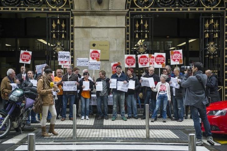 Stop Desahucios se ha concentrado ante la sede central de Kutxabank en Donostia. (Jon URBE/ARGAZKI PRESS)