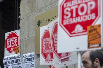 Stop Desahucios se ha concentrado ante la sede central de Kutxabank en Donostia. (Jon URBE/ARGAZKI PRESS)