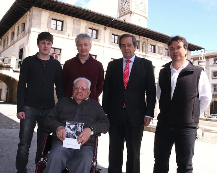 Joxe Iturria, liburuaren aurkezpenean. (NAIZ.INFO)