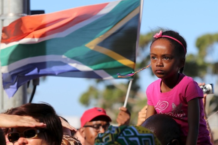 Escena captada durante uno de los multitudinarios actos de despedida de Nelson Mandela celebrados en Sudáfrica en diciembre pasado. (Jennifer BRUCE/AFP)