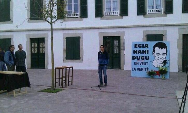 Jon Anzaren desagerketaren bosgarren urteurrenean ekitaldia egin dute Urruñan. (KAZETA.INFO)