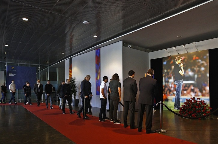Jugadores y directivos del Barcelona han homenajeado a Vilanova en el Camp Nou. (Quique GARCÍA/AFP)