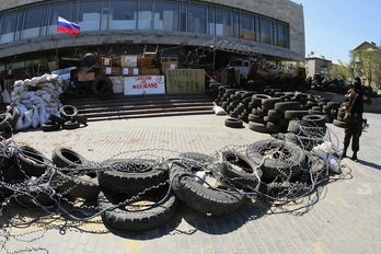 Activistas prorrusos colocan barricadas en el exterior del Ayuntamiento de Donetsk. (Alexander KHUDOTEPLY/AFP)