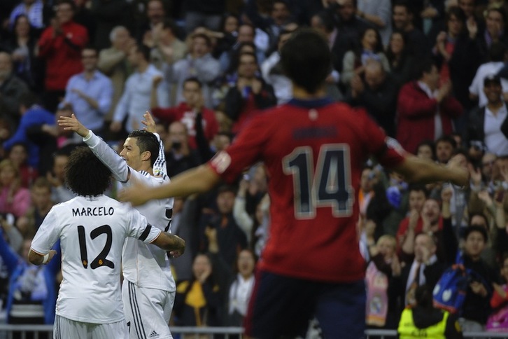 Ronaldo, artífice de dos de los goles del Madrid, celebra uno de sus tantos. (Pedro ARMESTRE/AFP)