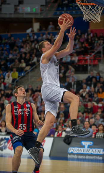 Partido entre Laboral Kutxa y Bilbao Basket, con victoria para los gasteiztarras. (Juanan RUIZ/ARGAZKI PRESS)