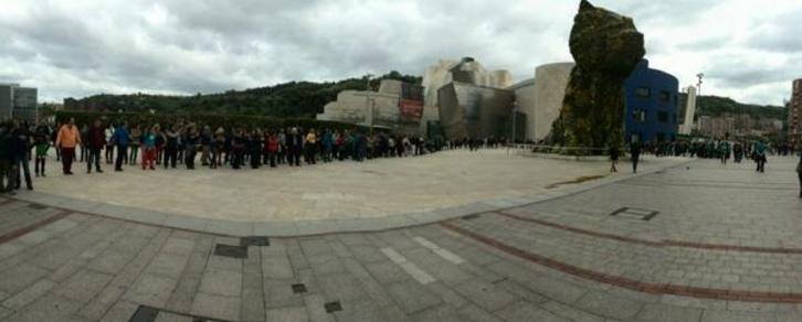 Jende andana batu da Guggenheim museoaren aurrean egindako grabaketan. (via twitter @GureEskuDago)