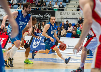 Javi Salgado con el balón en las manos. (Gorka RUBIO / ARGAZKI PRESS)