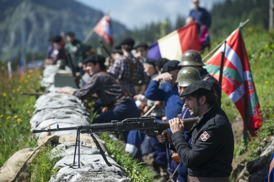 Milicianos y gudaris en las trincheras. (Jon URBE/ARGAZKI PRESS)