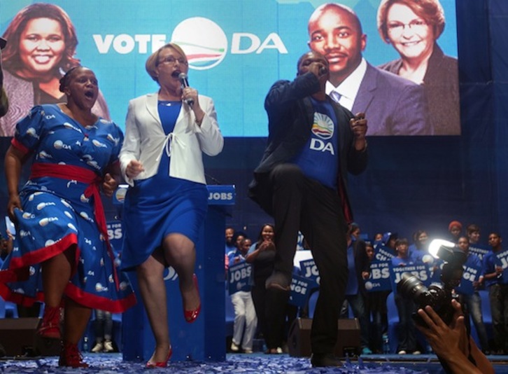 La candidata de Alianza Democrática, Helen Zille, durante un miting en Ciudad del Cabo. (Rodger BOSCH/AFP)