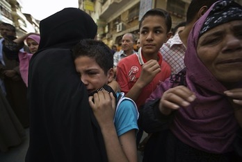 Familiares de los condenados han recibido con llantos el fallo. (Khaled DESOUKI/AFP PHOTO)