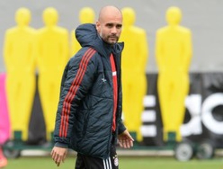 Guardiola, durante el entrenamiento de este lunes. (Christof STACHE/AFP)