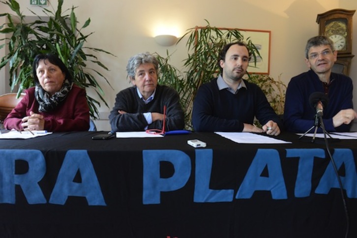 Batera plataformako kideek Baionan egin dute agerraldia. (Sylvain SENCRISTO/AFP PHOTO)