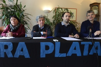 Batera plataformako kideek Baionan egin dute agerraldia. (Sylvain SENCRISTO/AFP PHOTO)