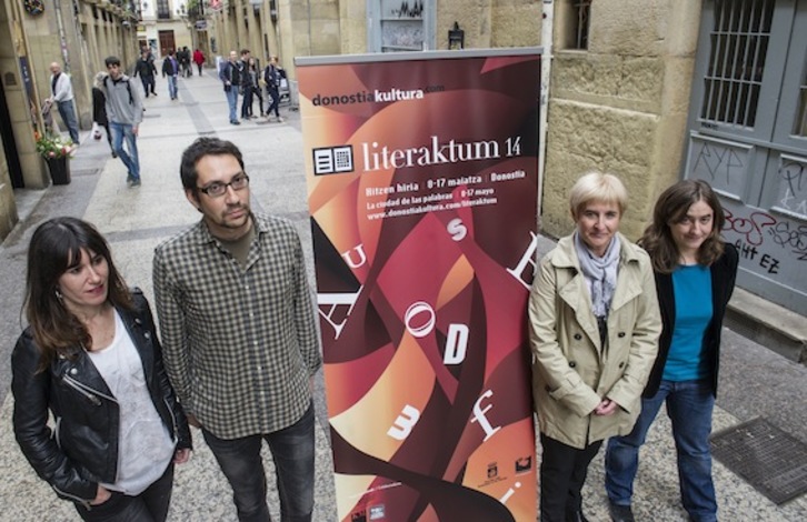 Jasone Osoro, Iñaki Gabarain, Nerea Txapartegi eta Garazi López de Etxezarreta, Literaktum jaialdiaren aurkezpenean. (Jagoba MANTEROLA/ARGAZKI PRESS)
