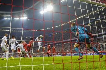 Ramos cabecea el 1-0 a las redes de Neuer. (Odd ANDERSEN / AFP PHOTO)
