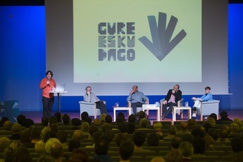 Un momento de la mesa redonda organizada por Gure Esku Dago. (Luis JAUREGIALTZO / ARGAZKI PRESS)